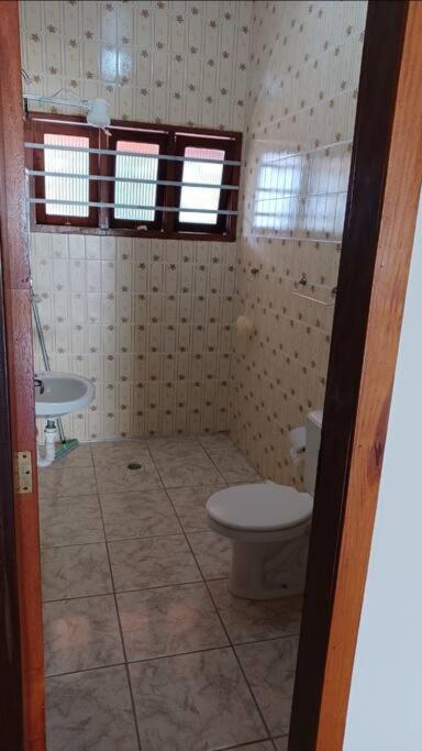 Casa Com Piscina, A 330m Da Toninhas, Com 4suites, 5 Banheiros Para16 Pessoas, 5carros, Animais