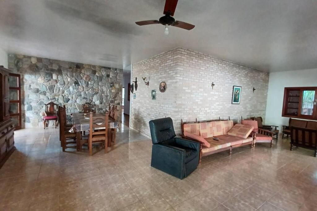 Casa Com Piscina, A 330m Da Toninhas, Com 4suites, 5 Banheiros Para16 Pessoas, 5carros, Animais Casa de férias