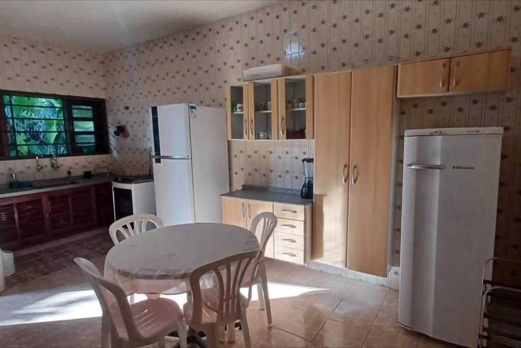 Casa Com Piscina, A 330m Da Toninhas, Com 4suites, 5 Banheiros Para16 Pessoas, 5carros, Animais *