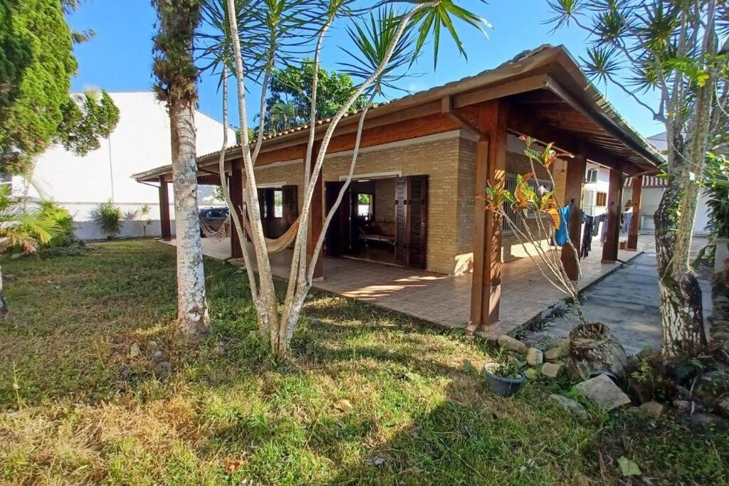 Casa Com Piscina, A 330m Da Toninhas, Com 4suites, 5 Banheiros Para16 Pessoas, 5carros, Animais *